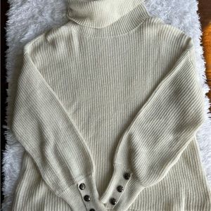 Boutique Turtle Neck • Small • Cream